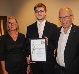 BESTE ELEV: Nikolas Emil Martinsen (19, midten) mottok den årlige prisen fra Rotaryklubben. Her står han sammen med Tove Steig (t.v.) og president Peter A. Torjesen i Bryn Rotary. Foto: