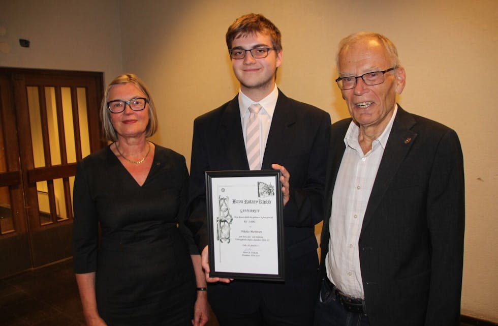 BESTE ELEV: Nikolas Emil Martinsen (19, midten) mottok den årlige prisen fra Rotaryklubben. Her står han sammen med Tove Steig (t.v.) og president Peter A. Torjesen i Bryn Rotary. Foto: