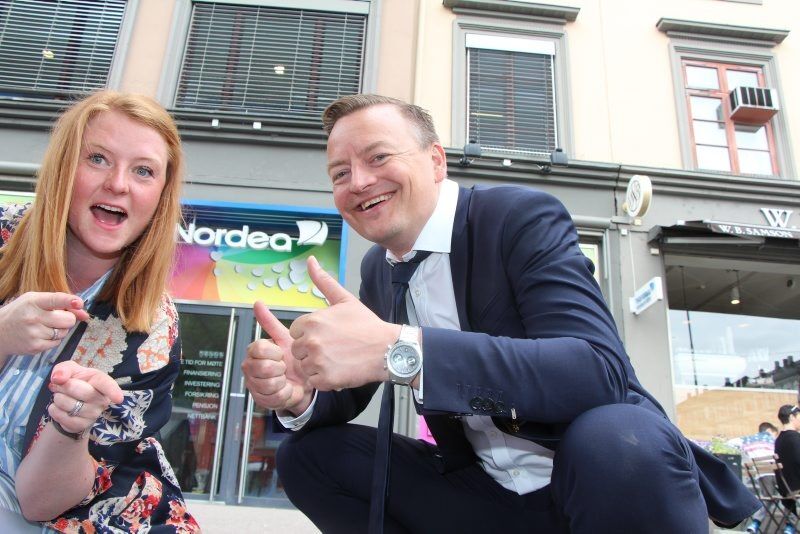 SOMMERBILDET: Journalist Caroline Bremer og banksjef i Nordea, Tron Tinderholdt, oppfordrer alle til å sende inn sine blinkskudd til «Sommerbildet 2017». Foto: