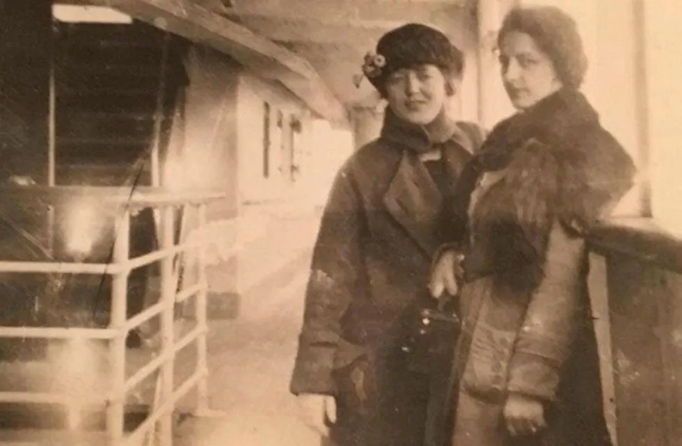 Thea på Stavangerfjord, på vei hjem fra Amerika etter fire år. Thea står til høyre i bildet. Foto: