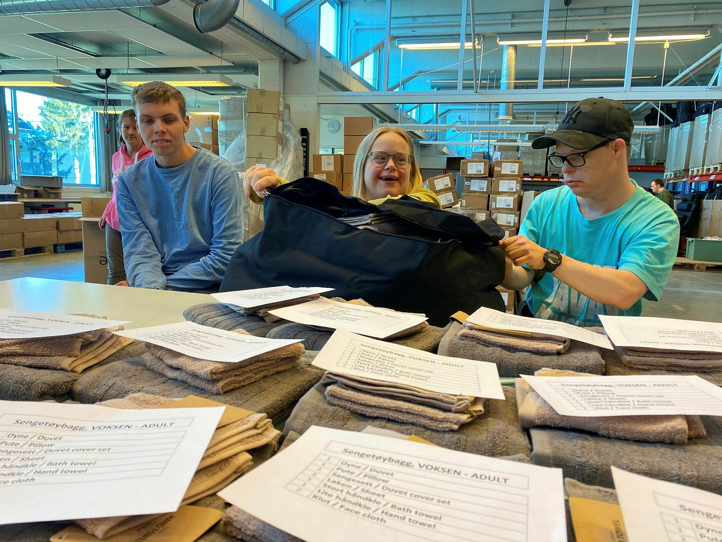 STÅR PÅ: Så langt har de pakket drøyt 22.000 bagger. Julie Alrek i midten. Foto: Sindre Veum Apneseth