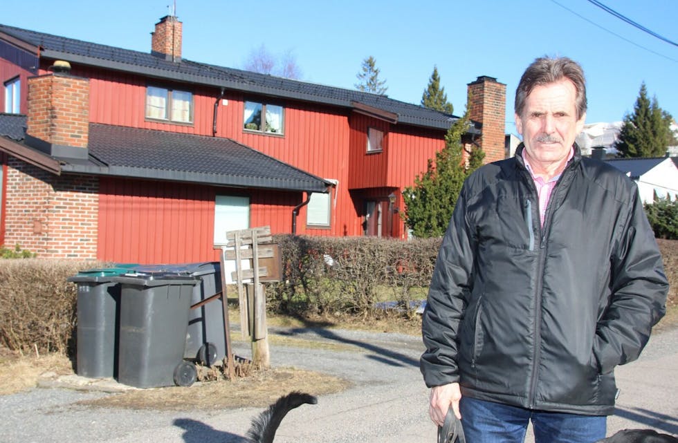 VARSLEREN: Jan Erik Skog tildeles Fritt Ord-prisen 2015 fordi han i over 10 år jobbet med å avsløre korrupsjon i Unibuss. Her er han sammen med hunden Ulrik hjemme på Høybråten.  Foto: