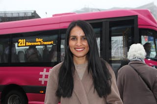 VIL UTVIDE TIL ALLE: Oslo Høyres fraksjonsleder for miljø og samferdsel, Saida Begum mener at «rosa busser» bør være et tilbud også for eldre i Groruddalens fire bydeler. Her står hun foran en av bussene som stopper utenfor Storo Storsenter i Bydel Sagene. Foto: