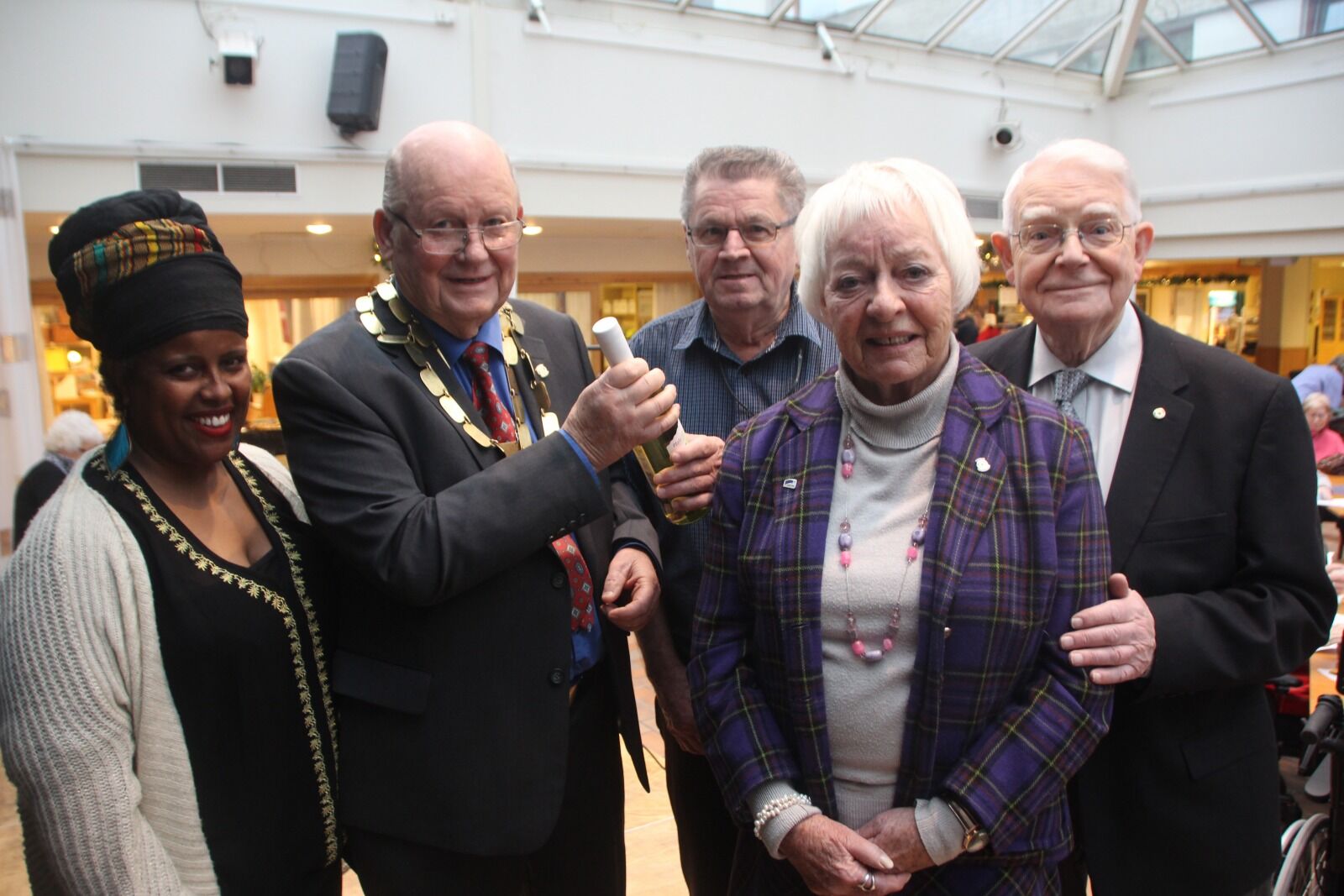 GOD GAVE: Til beboernes store glede delte Grorud Rotary ut vin til Ammerudhjemmet. Her står kultur- og nærmiljøarbeider Hannah Kvam (t.v.), president Lorang H. Jensen i Grorud Rotary, beboer Åge Andersen på Ammerudhjemmet, Bodil Nordvik og Hans Rongstad i Grorud Rotary. Foto: