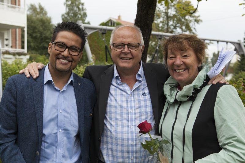 MUNTERT: Borettslagsleder Birger Solvang flankert av Obos-sjef Daniel Kjørberg Siraj og ordfører Marianne Borgen. Foto:
