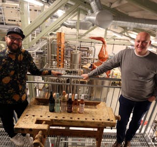 POPULÆRE PRODUKTER: Salgs- og markedssjef Frederik Dahl (t.v.) og daglig leder Espen Tollefsen i Oslo Håndverksdestilleri har fått mye skryt for gin-, bitter- og akevittproduktene destilleriet hittil har produsert. Foto: