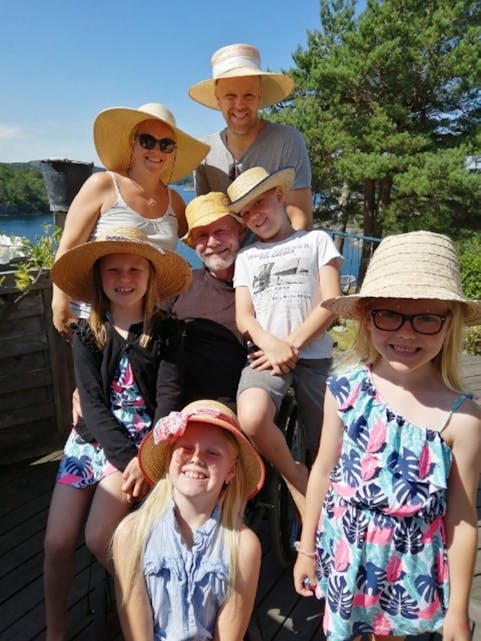 STORFAMILIEN STRÅHATT: Stråhatt-gjengens nyeste medlemmer er denne flotte familien. Og alle har selvfølgelig stråhatt på hodet. De sender en sommerhilsen fra Kosvik på Sørlandet. Foto: