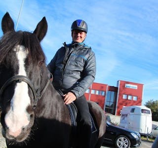 VIS HENSYN: Samferdselsminister Ketil Solvik-Olsen (Frp) satte seg på hesteryggen for å belyse viktigheten av å vise hensyn til hest i trafikken. De siste 50 årene har hestetallet blitt seksdoblet i Norge. Her er ministeren sammen med «Sjoagutten» - en norsk dølahest på Alna ridesenter. Foto: