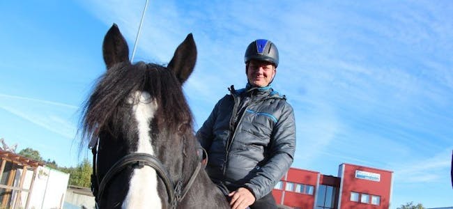 VIS HENSYN: Samferdselsminister Ketil Solvik-Olsen (Frp) satte seg på hesteryggen for å belyse viktigheten av å vise hensyn til hest i trafikken. De siste 50 årene har hestetallet blitt seksdoblet i Norge. Her er ministeren sammen med «Sjoagutten» - en norsk dølahest på Alna ridesenter. Foto: