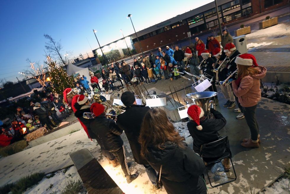 MUSIKALSKE GJESTER: En gruppe fra Hasle skoles musikkorps kom på besøk og spilte julesanger i det julegrana ble tent. Foto: