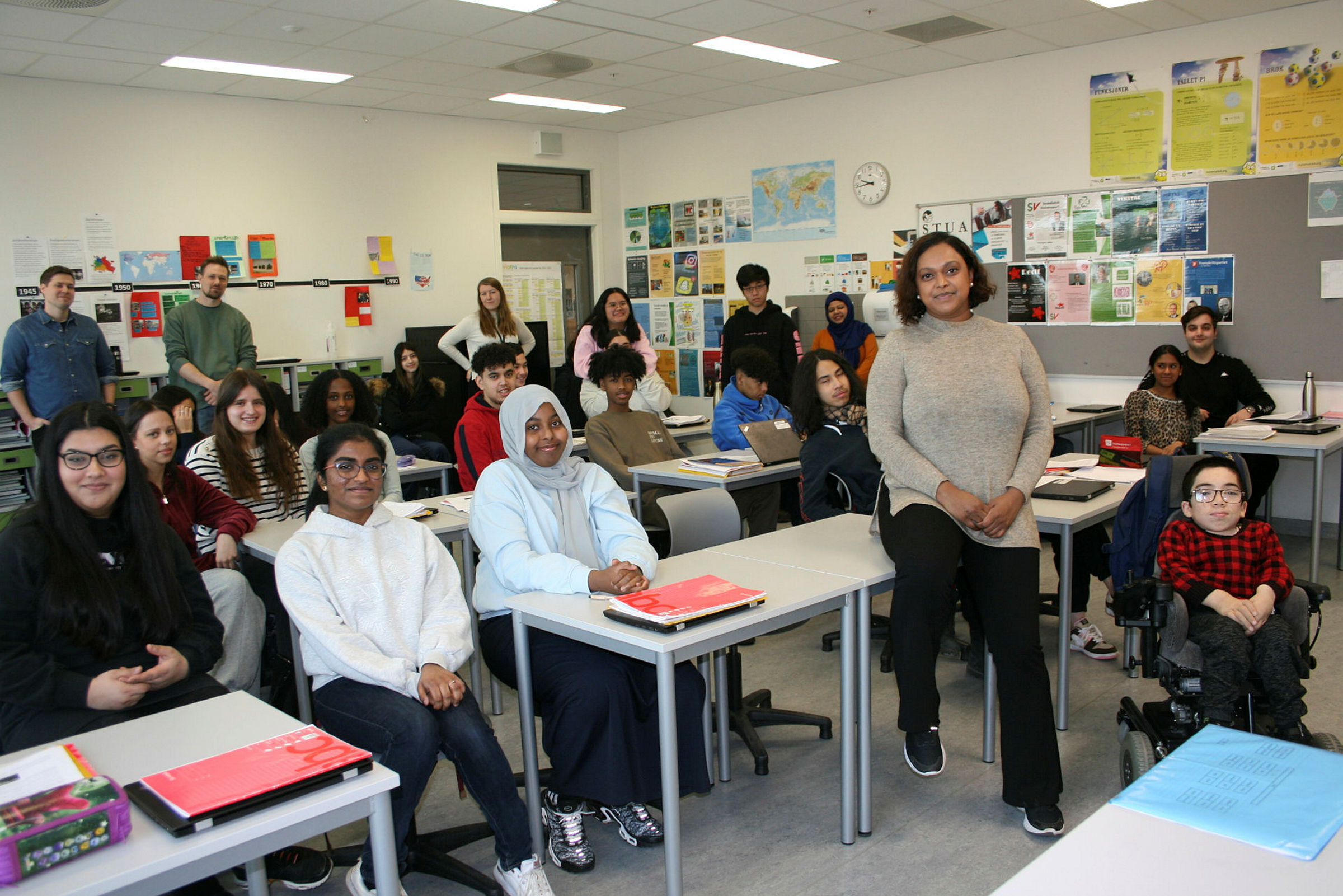 TRENGER EN BEVISSTGJØRING: Tiende trinn på Haugenstua skole fikk besøk av Kamzy Gunaratnam (Ap). Den røde tråden ble den urettferdigheten mange med utenlandsk opprinnelse kan kjenne på i hverdagen, og hvordan det til slutt kan gå så langt som til terror, slik som under 22. juli. Foto: Caroline Hammer