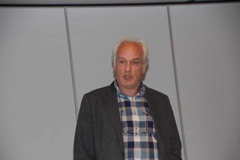 BYGGHERREN: Svein Prytz fra JM Norge forsøkte blant annet å vise de fremmøtte hva som skiller JMs og PBEs forslag. Foto: