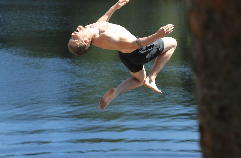 BAKLENGS SALTO: Fredrik Larsen bruker sommerdagene på å øve på nye triks i badevannet. Foto: