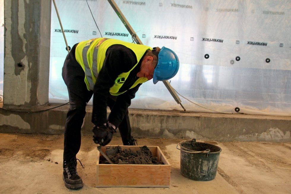 HVORDAN LEGGE NED EN GRUNNSTEIN... Raymond Johansen demonstrerer. Foto: