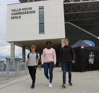 SPENTE TOPPIDRETTSELEVER: Trekløveret Rasmus, Nadia og Paul Joachim går sin nye skolehverdag i møte. Foto: