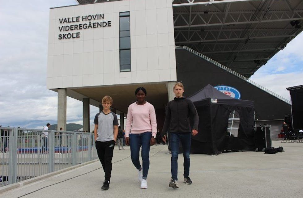 SPENTE TOPPIDRETTSELEVER: Trekløveret Rasmus, Nadia og Paul Joachim går sin nye skolehverdag i møte. Foto: