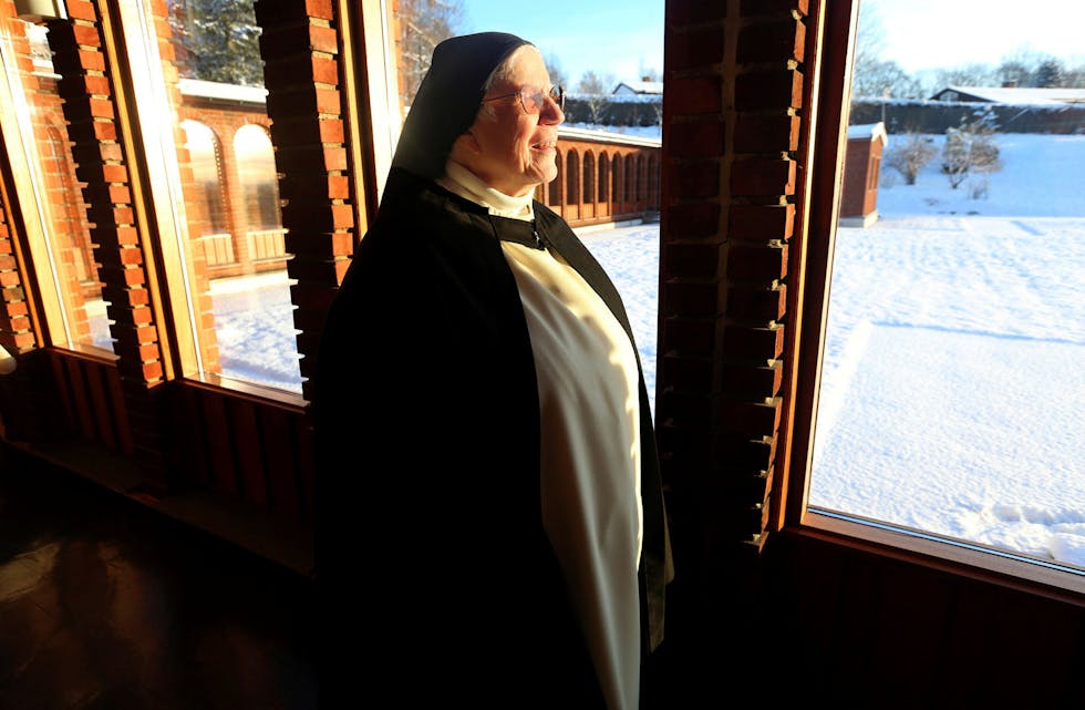 SER FREMOVER:Søster Anne-Lise på Lundemn Kloster er sikker på at det blir bedre tider fremover. Men mener vi må ta lærdom av de dårlige tider vi opplever. Foto: Rolf E. Wulff