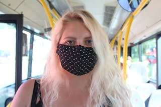 NYTT TILTAK: Fra og med mandag av anbefales det at reisende bruker munnbind dersom bussen eller t-banen er full, og det er vanskelig å holde avstand til andre. Foto: