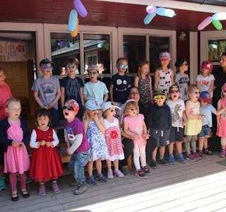 SANG FOR FORELDRENE: Før barna i Lillomarka barnehage går inn i sommerferien var det tid for sommerfest med sang og grillmat. Foto: