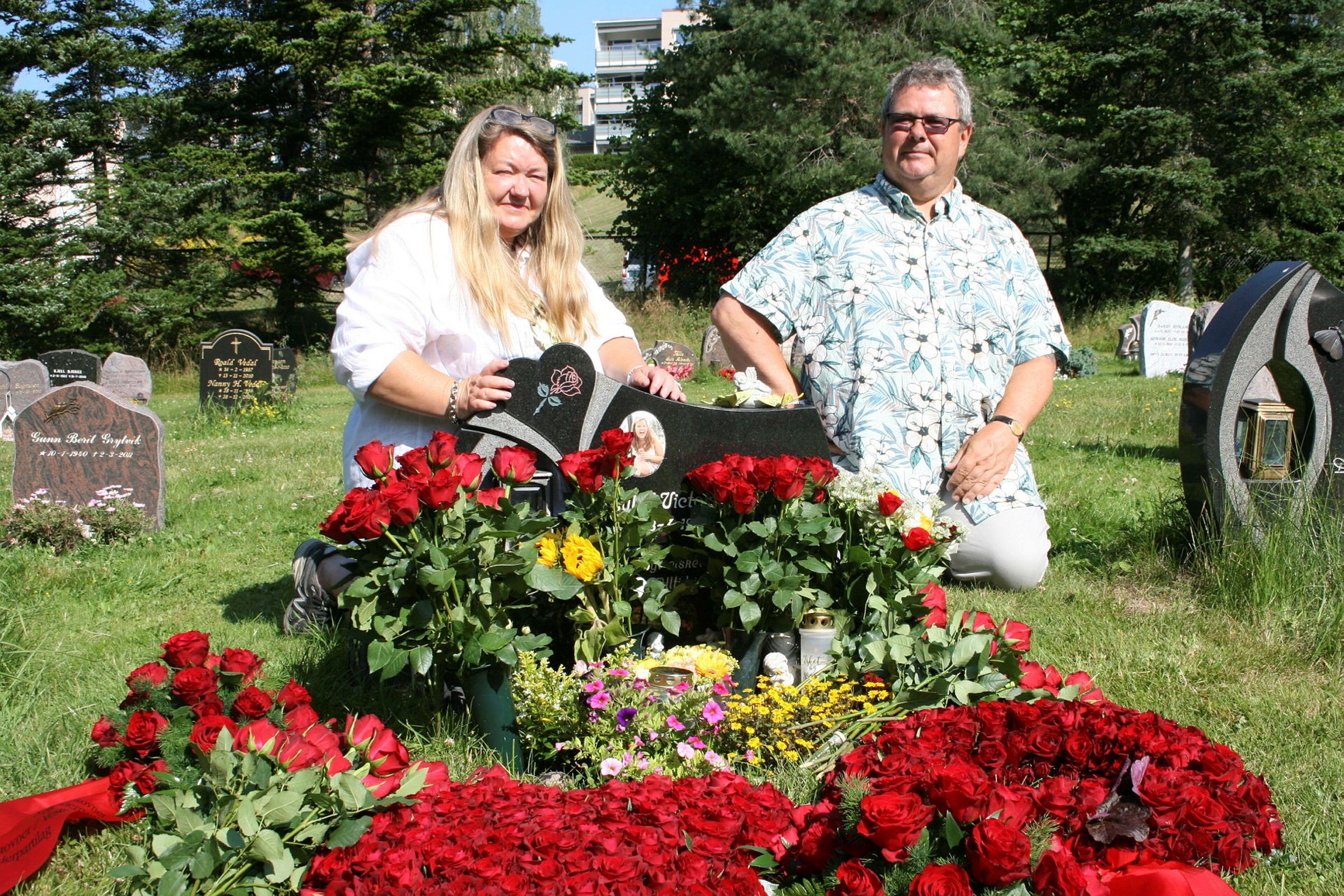 TUNG DAG: Linda Sogn (t.v.) og Jan-Inge Sogn mistet datteren Isabel på Utøya, først på Høybråten og så ned i sentrum på markeringene der. Foto: Caroline Hammer