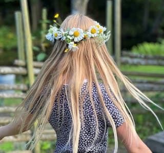 VINNER: Lotte Lund Petersen (11 år i dag) viste fram den egenlagde blomsterkransen under midtsommer-feiring i Sverige. Foto: Linn Kristin Petersen. Foto: Innsendt