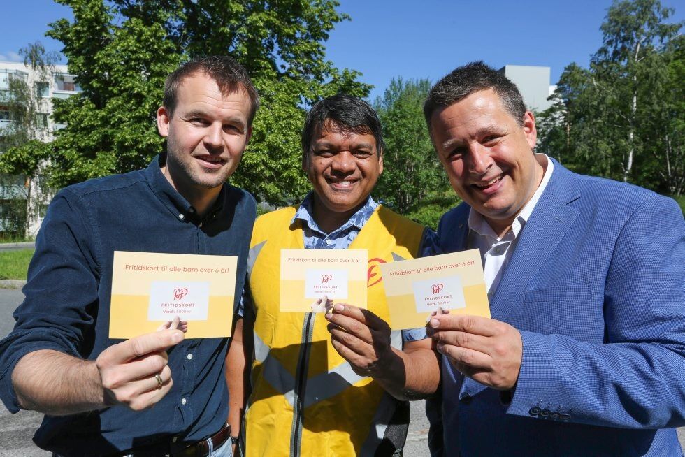 KORTGIVENDE TRIO: Barne- og familieminister Kjell Ingolf Ropstad (f.v.), Victor Calvert, førstekandidat KrF Stovner, og Espen Andreas Hasle, førstekandidat ved årets valg og fylkesleder i Oslo KrF, vil innføre fritidskort for barn mellom 6 og 18 år pålydende kroner 5000. Foto: