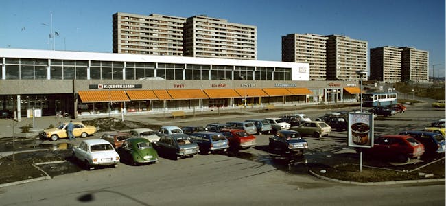 TVEITA SENTER: Sånn så det ut på Tveita i 1978. Da Tveita åpnet dørene i 1970 hadde sentret 550 parkeringsplasser og skulle betjene 25.000 mennesker (Foto: OBOS). Foto: