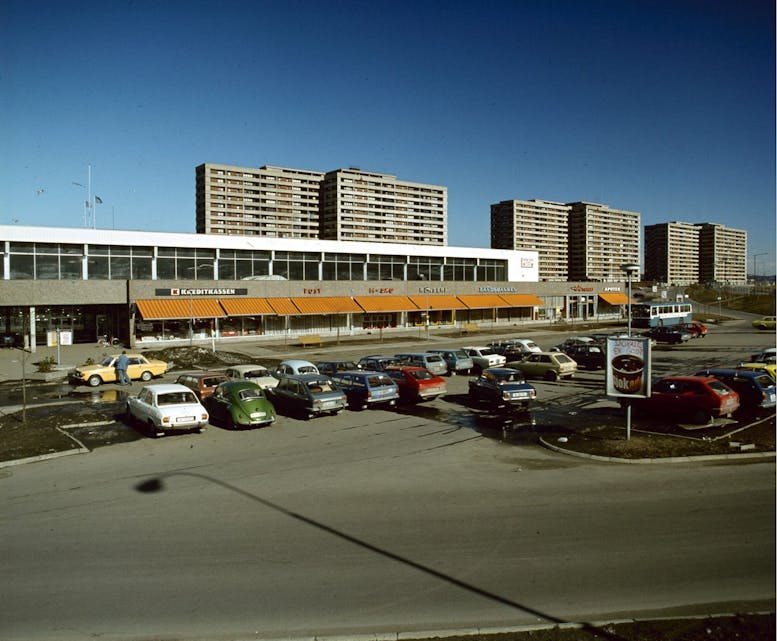 TVEITA SENTER: Sånn så det ut på Tveita i 1978. Da Tveita åpnet dørene i 1970 hadde sentret 550 parkeringsplasser og skulle betjene 25.000 mennesker (Foto: OBOS). Foto: