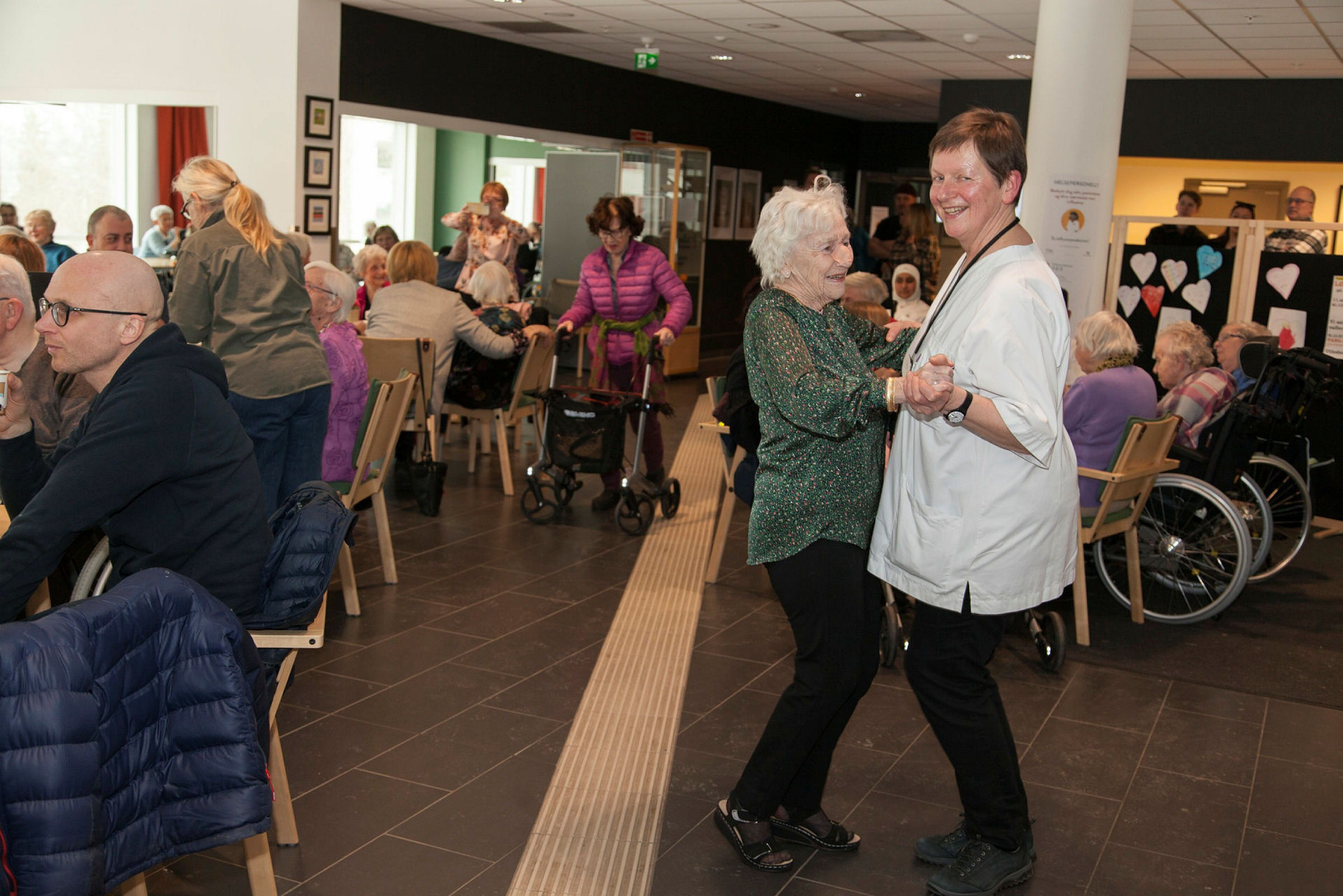 TID FOR DANS: Når venneforeningen til Ellingsrudhjemmet inviterer til lørdagskafé, er det bare å finne fram danseskoene. Foto: Tom Evensen