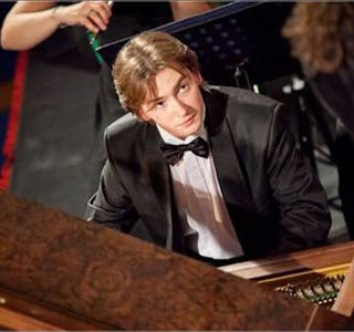 MESTERPIANIST: Grzegorz Niemczuk kommer til Stovner, for å tolke Grieg og Chopin. Det ser Stovner kirke fram til med stor ære. (Foto: presse.) Foto: