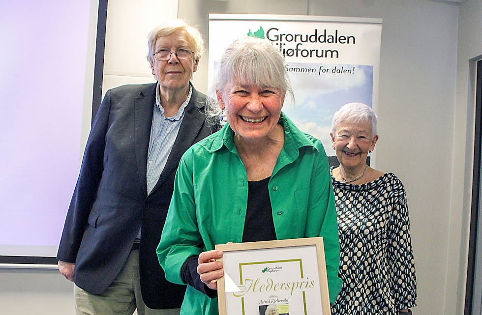 Astrid Kjellevold, her i front, da hun mottok Groruddalen Miljøforums hederspris i 2022. Hun har sammen med Klimanettverk Ellingsrud startet Ombruket, som har vist seg å være svært vellykket så langt.
