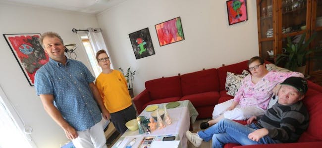 KUNSTNERISK FELLESROM: Bjørn Opsahl (f.v.), Wenche Jensen, Linda Sparre Stensrud og Jan Erlend Haanæs ved noen av kunstverkene de stilte ut i fellesrommet ved Haugen boliger. Foto: