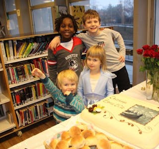 STOR GLEDE: Biblioteket er for barna. Abel (9, bak f.v.), Hjalmar (9), Elder (2, foran f.v.) og Rubi (5) var blant de som fikk kost seg med kake under feiringen av biblioteket. Foto: