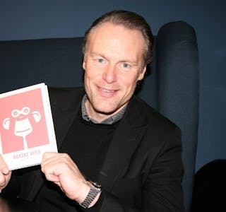 LIDENSKAPSVERK: John Øyvind Hovde med boka «Norske aper». Å starte eget forlag er resultatet av en lidenskap for litteratur. Foreløpig er det fortsatt bare et hobbyprosjekt, men målet er å utvikle seg videre. Foto: