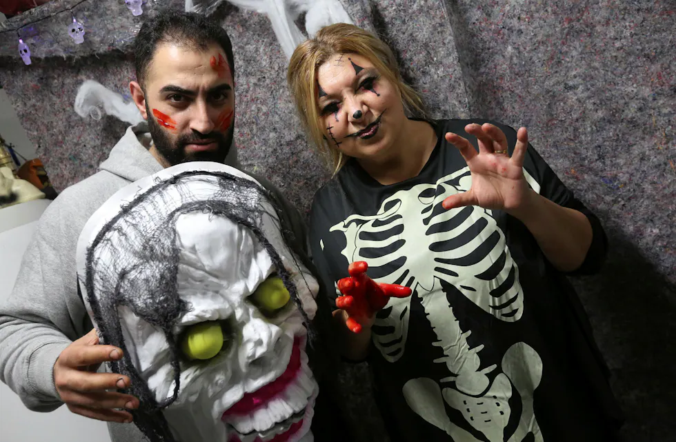 SKREMMENDE DUO:Suleyman (t. v) og Gönul fra Ammerudklubben klare til å skremme alle ungdommene som kom deres vei. Foto: Rolf E. Wulff