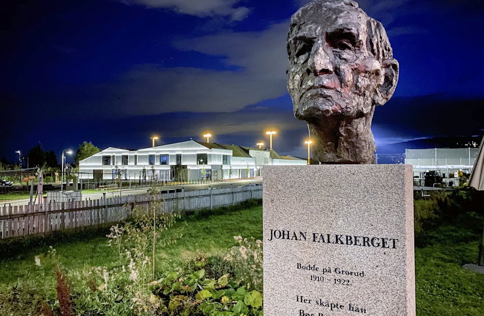 Grorud flerbrukshus er et nytt tilskudd til Kulturgata – som også inneholder en byste over Johan Falkberget og skulpturen «Steinhoggeren» (på andre siden av Trondheimsveien). Foto: