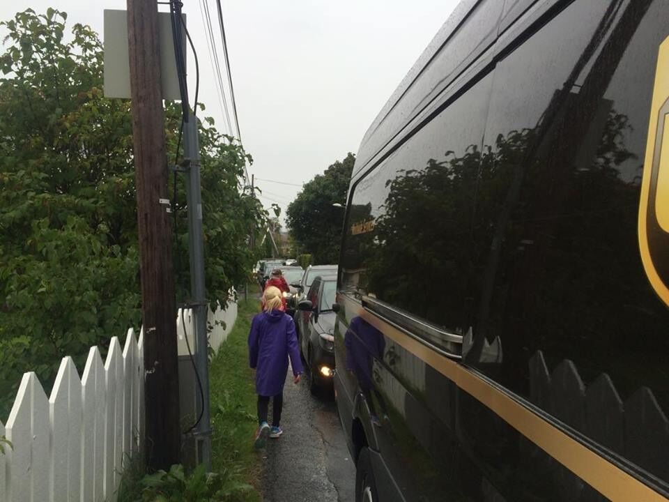 HELLERUDVEIEN: Ikke enkelt å være fotgjenger. (Foto: Ragnhild Holberg) Foto: