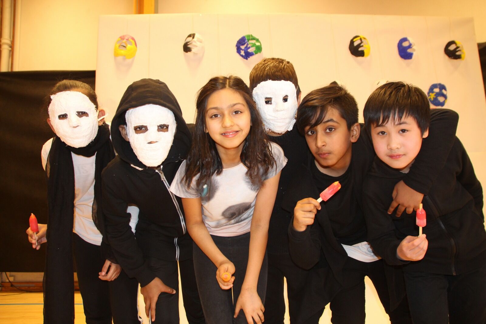 LÆRT MYE: Alisha (12), Sonja (11), Karrar (11), Zaid (11), Arjan (11) og Henry (11) sitter igjen med mye etter å vært med på prosjektet. Foto: