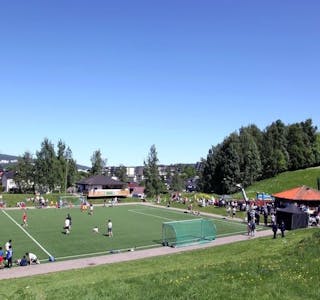 Stor stemning på sletta under en tidligere festival. Her spilles fotballkamp på kunstgresset. Foto: Tom Evensen