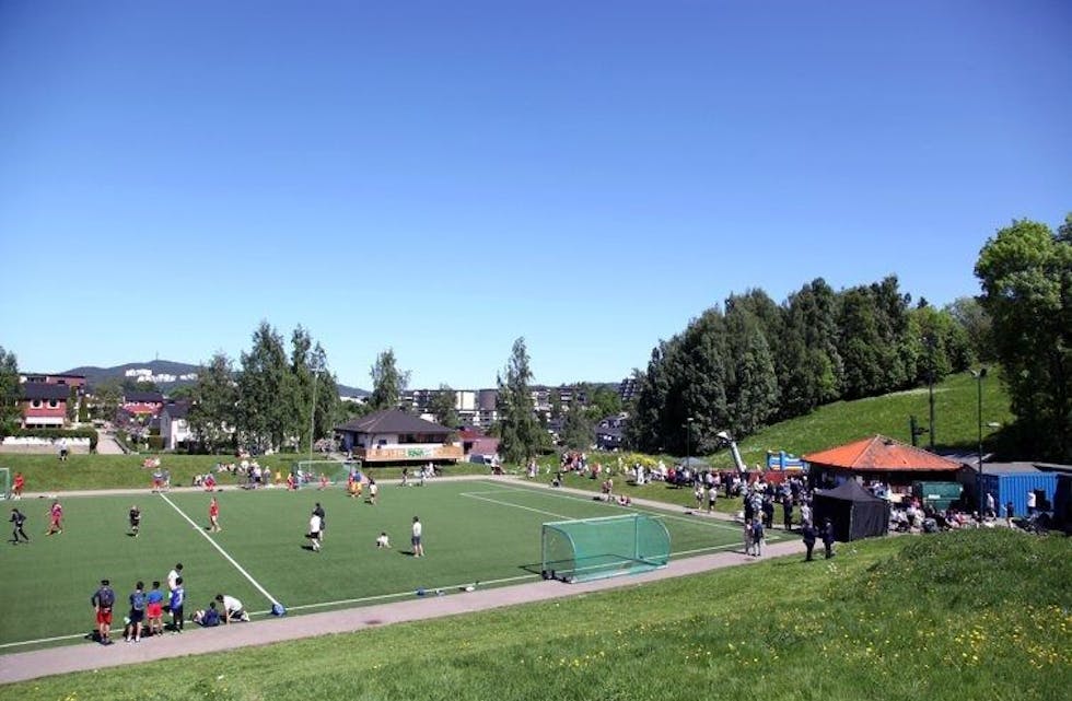 Stor stemning på sletta under en tidligere festival. Her spilles fotballkamp på kunstgresset. Foto: Tom Evensen