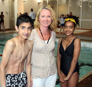 FÅR SVØMMEOPPLÆRING: Wali og Sarawit er to av over 5000 elever som får svømmeopplæring som en del av Sommerskolen. Skolebyråd Anniken Hauglie (H) mener det er et livsviktig tiltak. Foto: