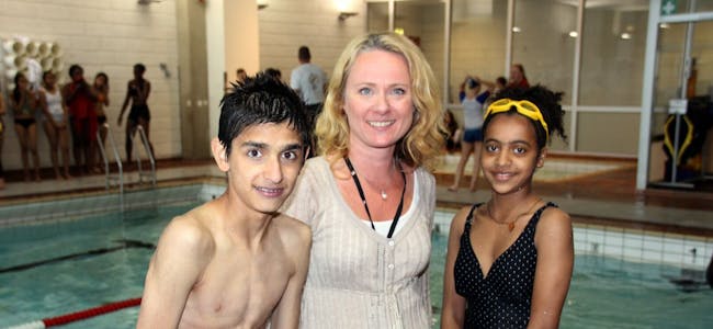 FÅR SVØMMEOPPLÆRING: Wali og Sarawit er to av over 5000 elever som får svømmeopplæring som en del av Sommerskolen. Skolebyråd Anniken Hauglie (H) mener det er et livsviktig tiltak. Foto: