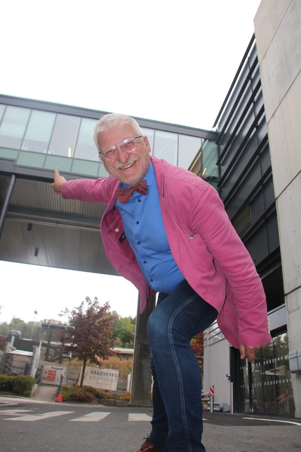 SMILER OVER NYTT BYGG: Det skal kanskje ikke så mye til for å få Hans Georg Helberg på Alna senter til å smile, men den nye broa til XXL får det nesten til å gå rundt. Foto:
