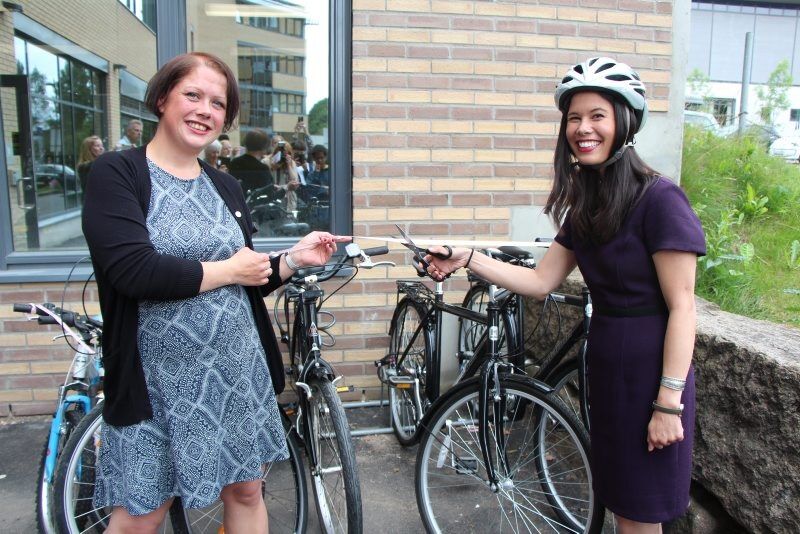 FØRST UT: Furuset er først ut med sykkelutlån på biblioteket. Nestleder i bydelsutvalget, Monique Nyberget Hiller (Ap) og miljøbyråd Lan Marie Nguyen Berg (MDG) åpnet det hele. Foto: