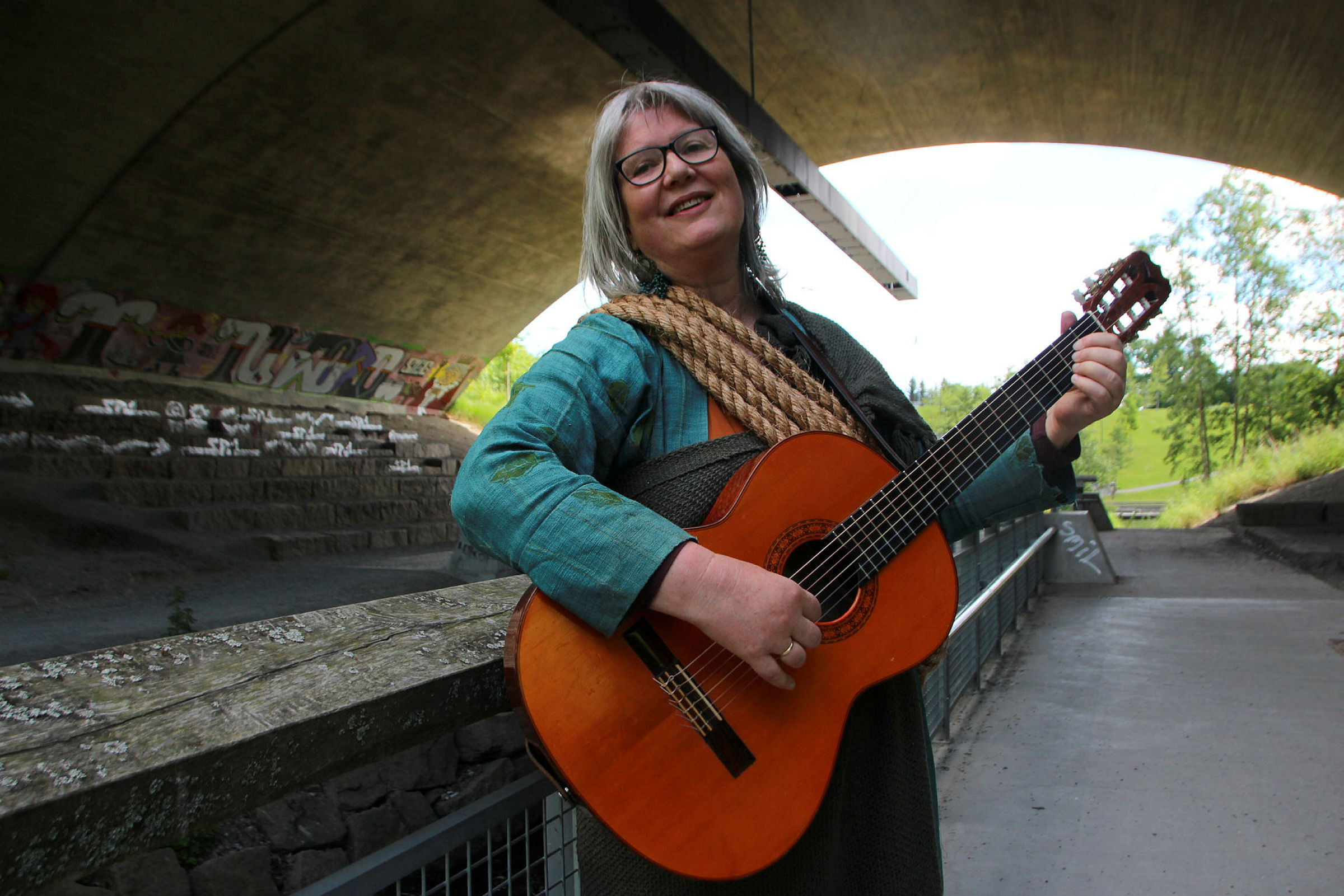 SYNGER VED ELVA: Sigrid Marie E. Refsum og resten av Pegasus lyrikk- og viseklubb inviterer til elvesang under brua ved Grorudparken på lørdag. Foto: Martine Myhre