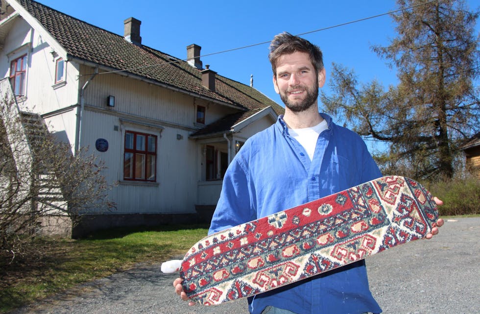 ILLE: Kunstner Lars Kjemphol inviterer til en merkelig kunstutstilling på Øvre Fossum gård. Foto: