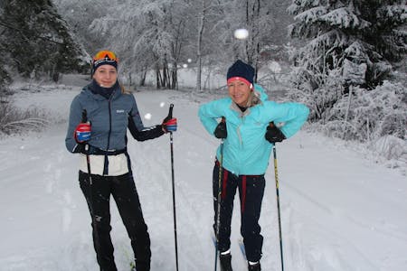 ÅRVOLL: Året går mot slutten, men dette var Hanna Smalberget (t.v) og Kristin Rosmos første og andre tur i skisporet dette året. Foto: