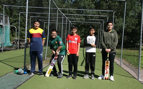 CRICKET-GUTTA: Husnain (12, f.v.), Asim (11), Hussain (11), Omar (9) og Hashim (13) koser seg med cricket denne sommeren. De spiller alle fast resten av året også. Foto: Caroline Hammer