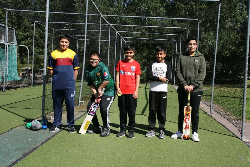 CRICKET-GUTTA: Husnain (12, f.v.), Asim (11), Hussain (11), Omar (9) og Hashim (13) koser seg med cricket denne sommeren. De spiller alle fast resten av året også. Foto: Caroline Hammer