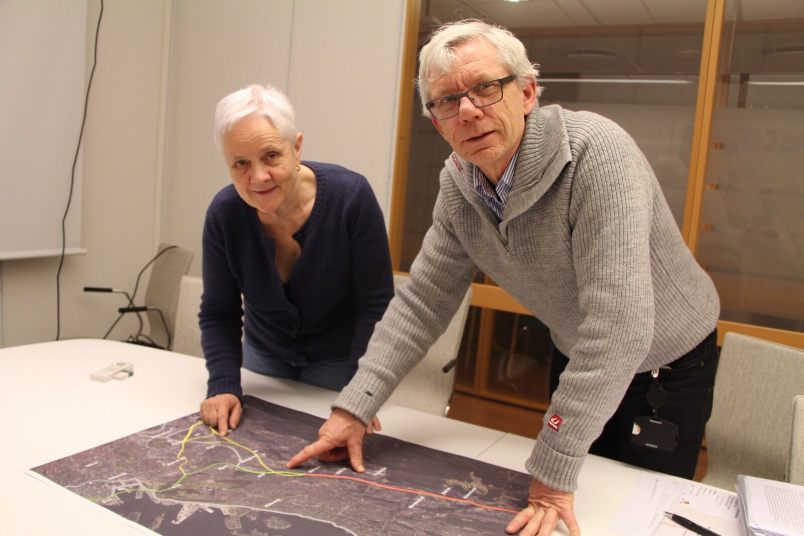  VISER FRAM KARTET: Prosjektleder Ingun Risnes og planleggingsleder Jan Terje Løitegård i Statens vegvesen viser hvordan de har planlagt å arbeide med forslag om ny trasé til E6 for å nedgradere trafikken som er der i dag. Et av alternativene er å bygge en ny motorvei med tunnel og åtte felter langs Smalvollveien. Foto: